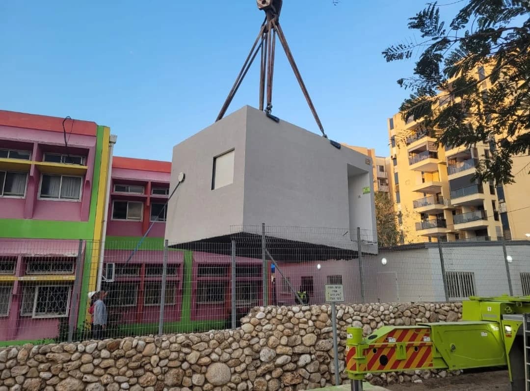 ממ"ד יביל טרומי מורם עם מנוף לאתר התקנה, סביבה עירונית