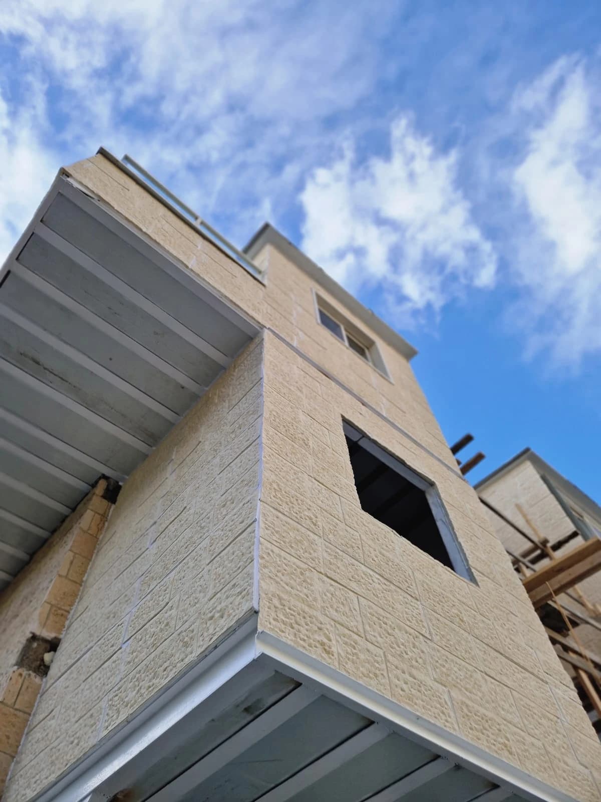 ממ"ד תקני עם חיפוי אבן ירושלמית וחלון הדף, מבט מלמטה כלפי שמיים